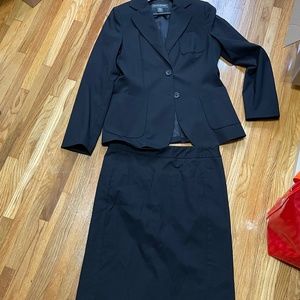Banana Republic 2 piece suit Size 6